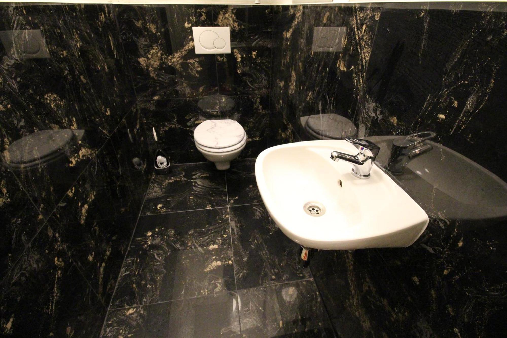Zx Quad Room In Meidling Вена Экстерьер фото